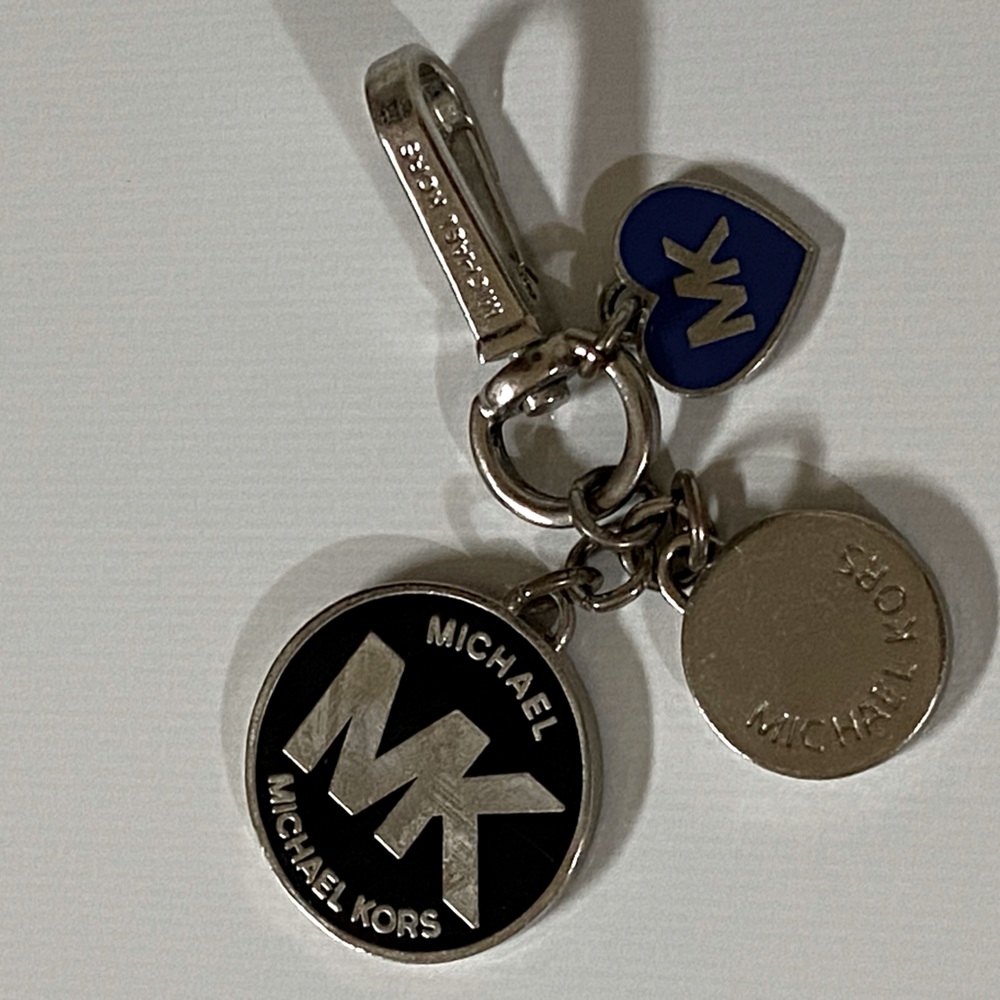 (052) Silver Michael Kors Hearts Keychain - Used yet in good condition